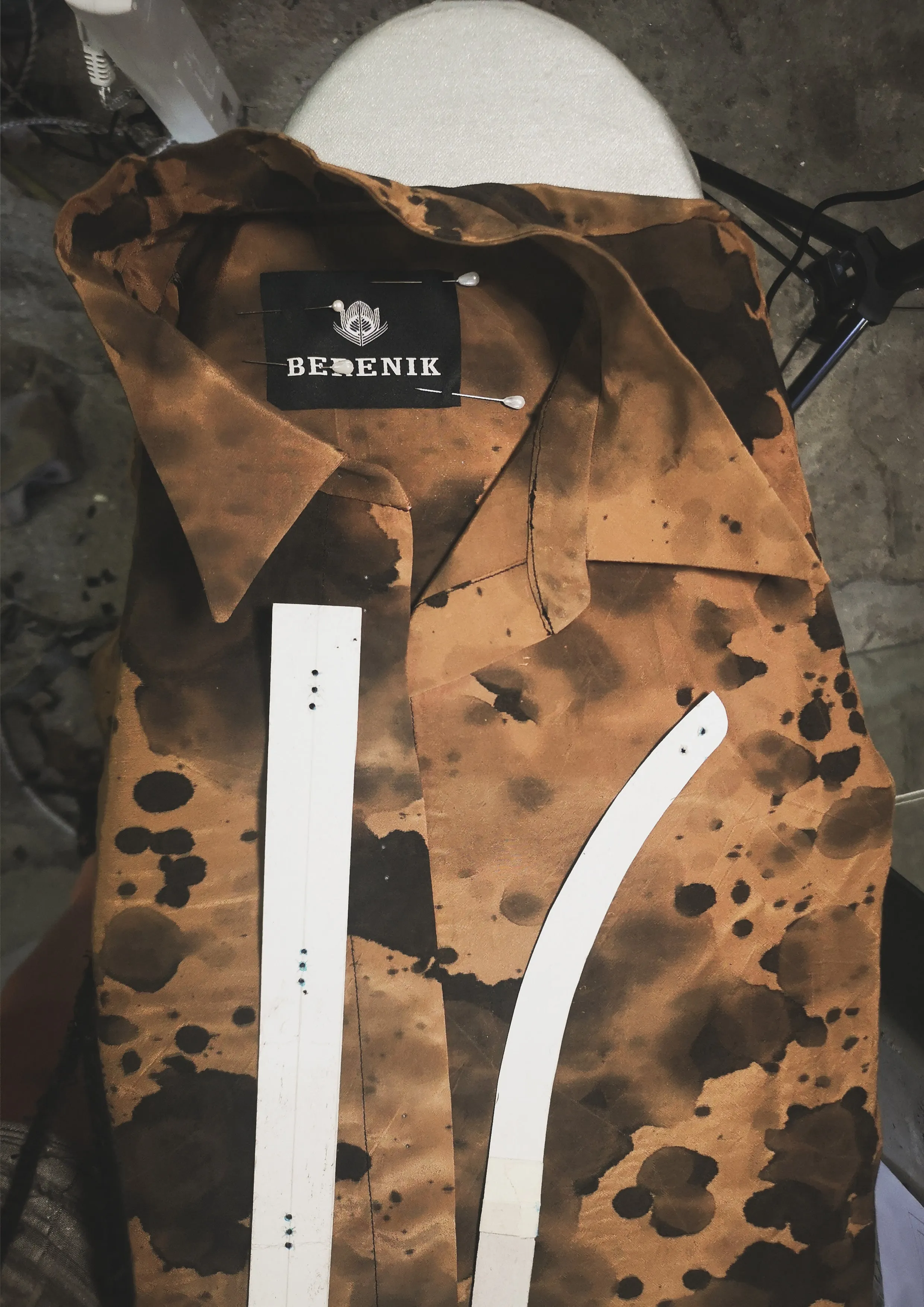 HOMEMADE - UNIQUE BLOUSE UNISEX - HAND PAINTED - grey / white